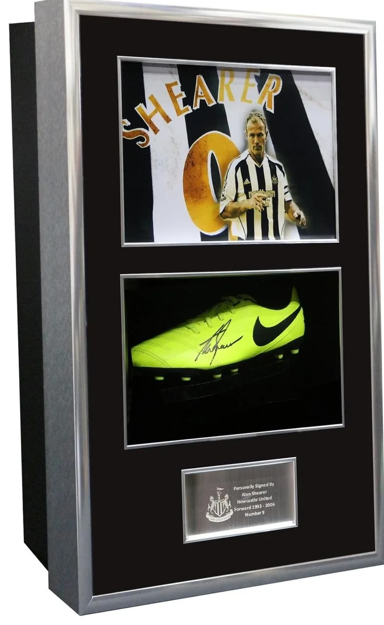 Alan Shearer — signed Newcastle United boot — ของสะสมพร้อมลายเซ็นของแท้ในกรอบ
