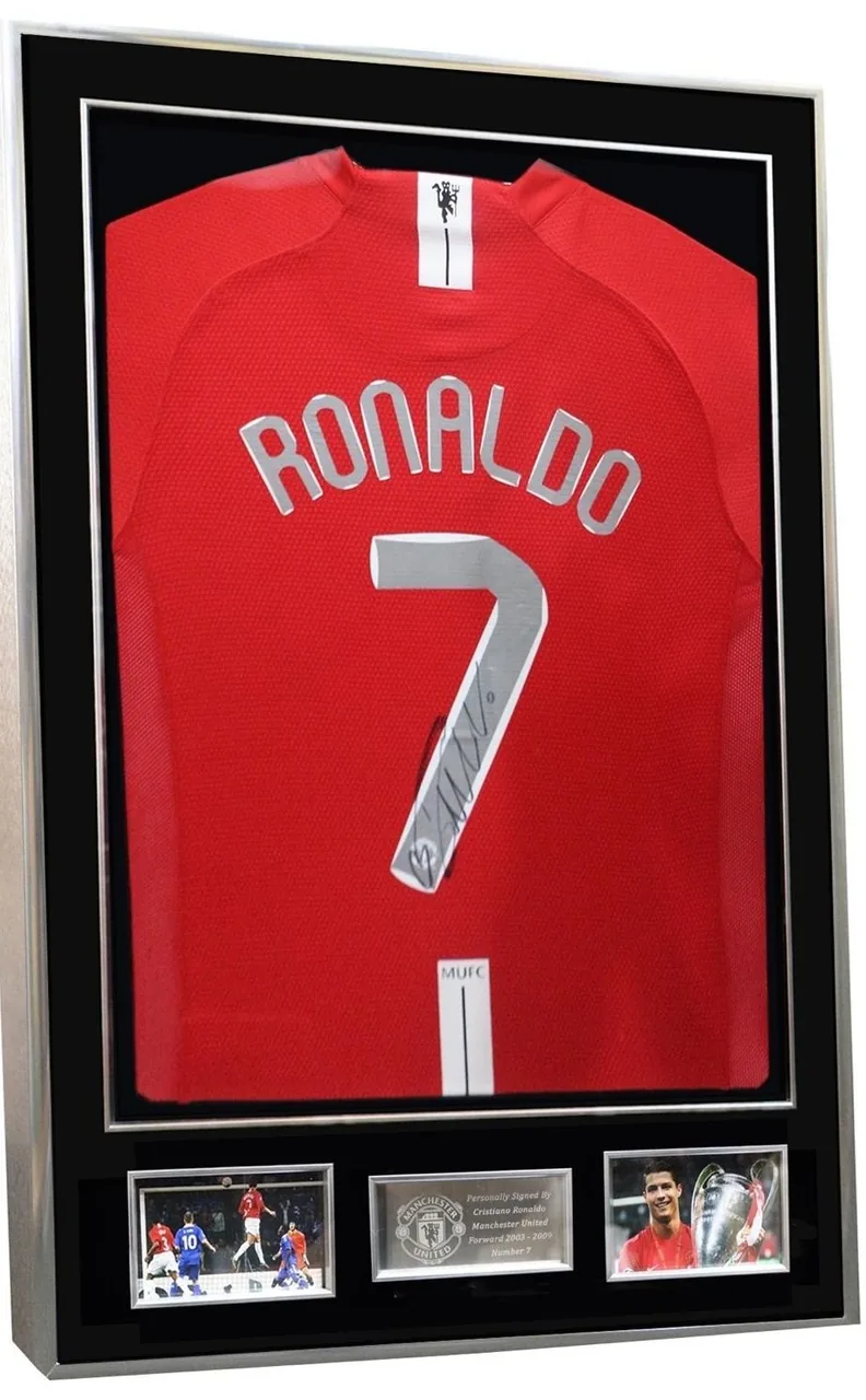 Cristiano Ronaldo — signed Manchester United 2008 shirt — ของสะสมพร้อมลายเซ็นของแท้ในกรอบ