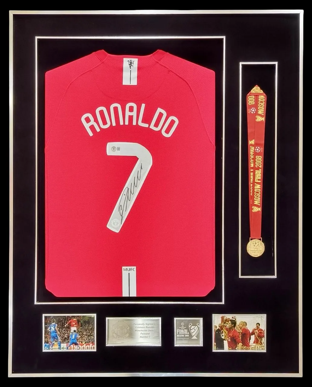Cristiano Ronaldo — signed Manchester United shirt with 2008 Moscow medal — ของสะสมพร้อมลายเซ็นของแท้ในกรอบ