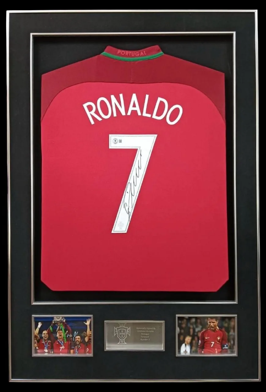 Cristiano Ronaldo — signed Portugal shirt — ของสะสมพร้อมลายเซ็นของแท้ในกรอบ