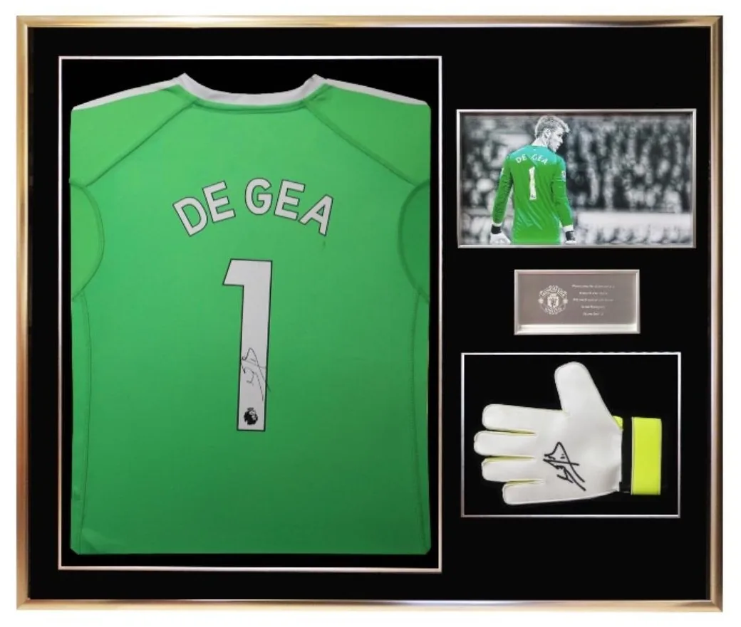 David de Gea — signed Manchester United goalkeeper shirt with glove — ของสะสมพร้อมลายเซ็นของแท้ในกรอบ