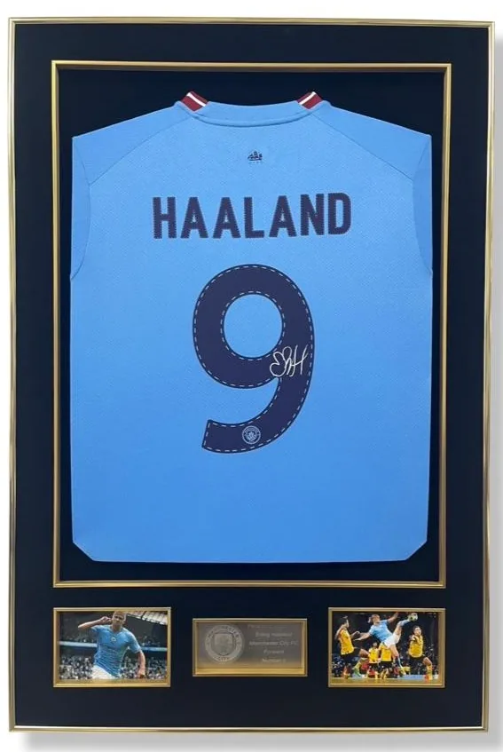 Erling Haaland — signed Manchester City shirt — ของสะสมพร้อมลายเซ็นของแท้ในกรอบ