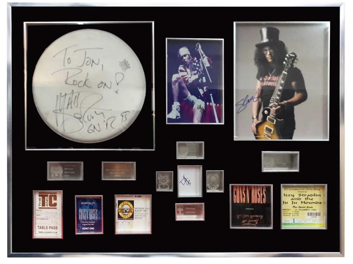 Guns N' Roses — signed drum head display — ของสะสมพร้อมลายเซ็นของแท้ในกรอบ