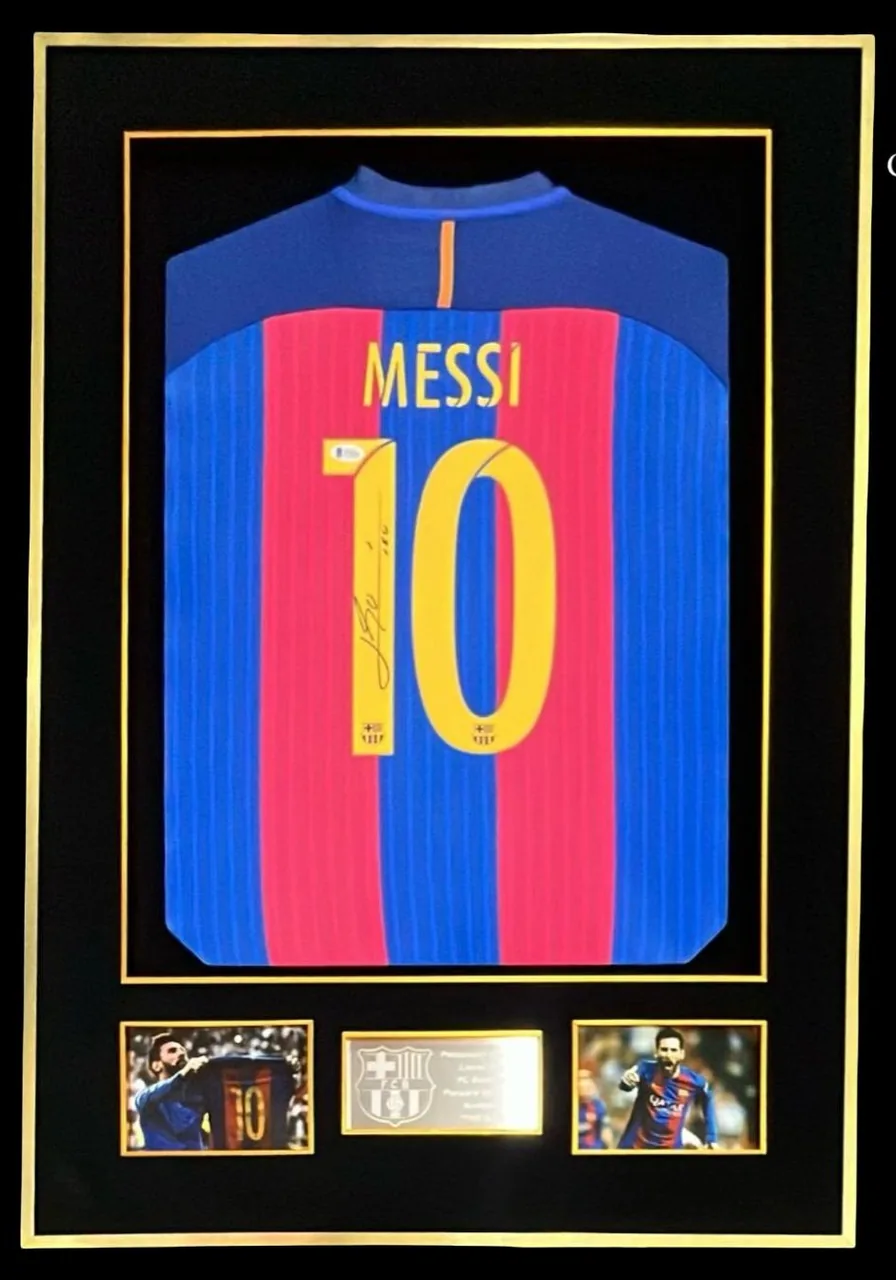 Lionel Messi — signed Barcelona shirt — ของสะสมพร้อมลายเซ็นของแท้ในกรอบ