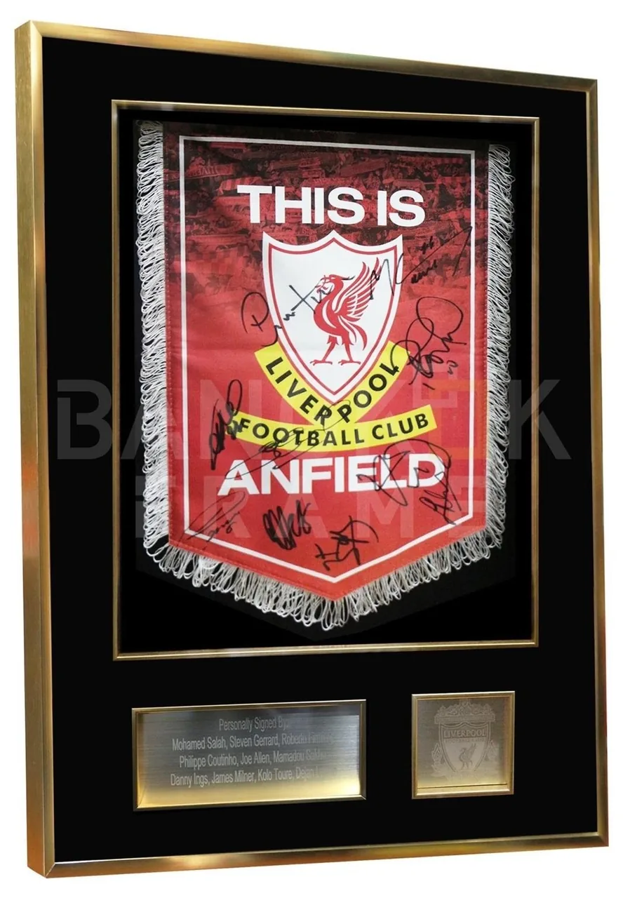 Liverpool — signed This Is Anfield pennant — ของสะสมพร้อมลายเซ็นของแท้ในกรอบ
