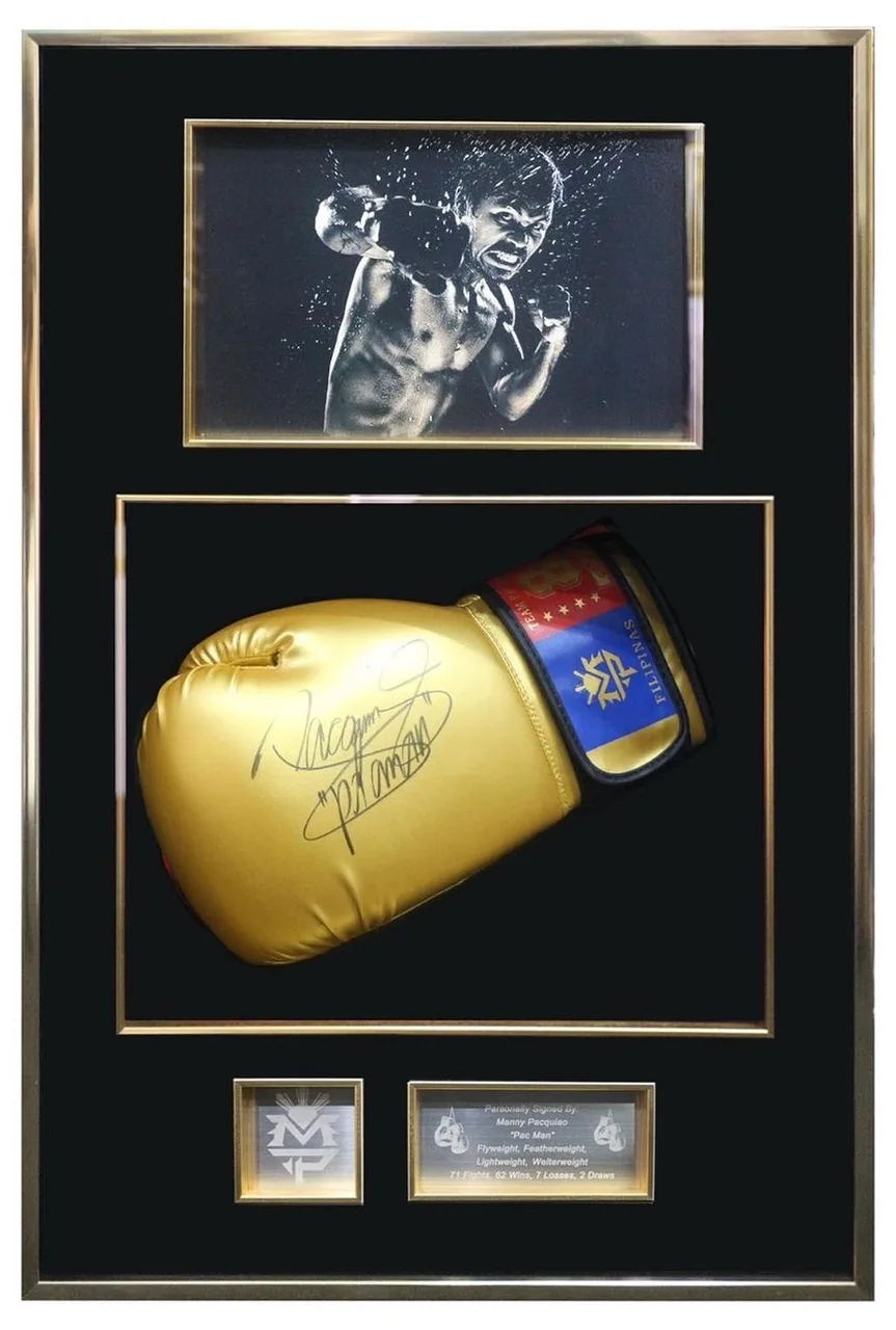 Manny Pacquiao — signed gold boxing glove — ของสะสมพร้อมลายเซ็นของแท้ในกรอบ