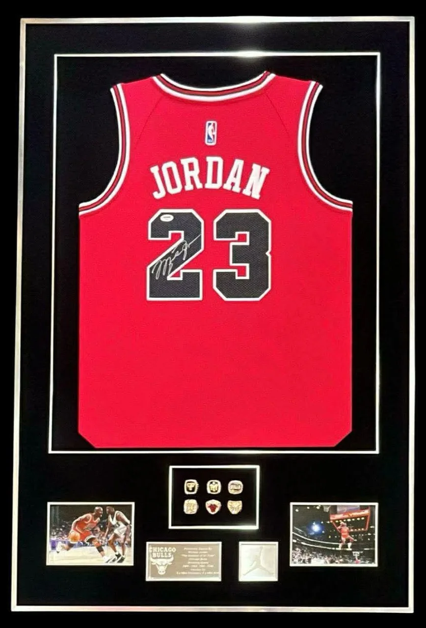 Michael Jordan — signed Chicago Bulls jersey with championship rings (gold frame) — ของสะสมพร้อมลายเซ็นของแท้ในกรอบ