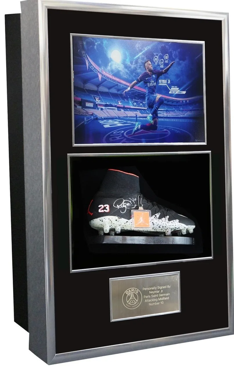 Neymar Jr — signed Paris Saint-Germain boot — ของสะสมพร้อมลายเซ็นของแท้ในกรอบ