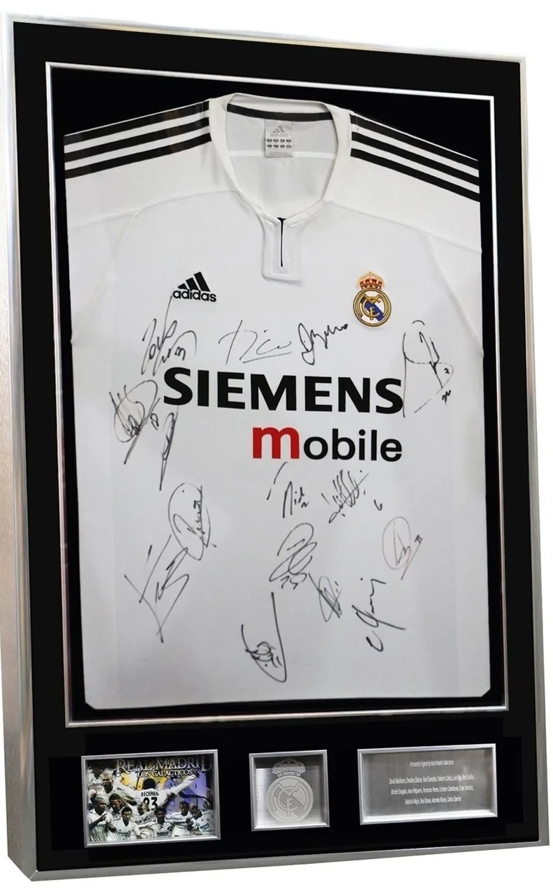 Real Madrid — squad-signed shirt — ของสะสมพร้อมลายเซ็นของแท้ในกรอบ