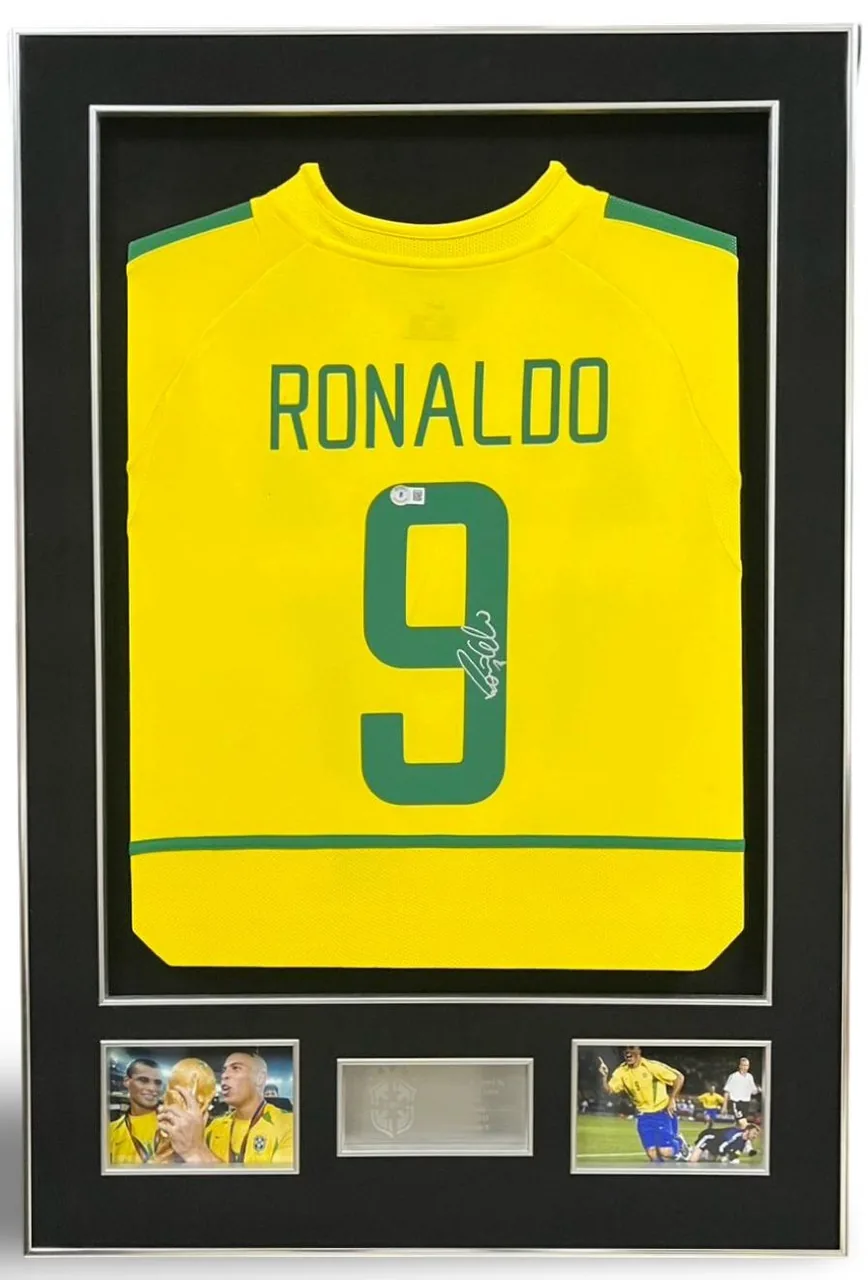 Ronaldo R9 — signed Brazil 2002 shirt — ของสะสมพร้อมลายเซ็นของแท้ในกรอบ