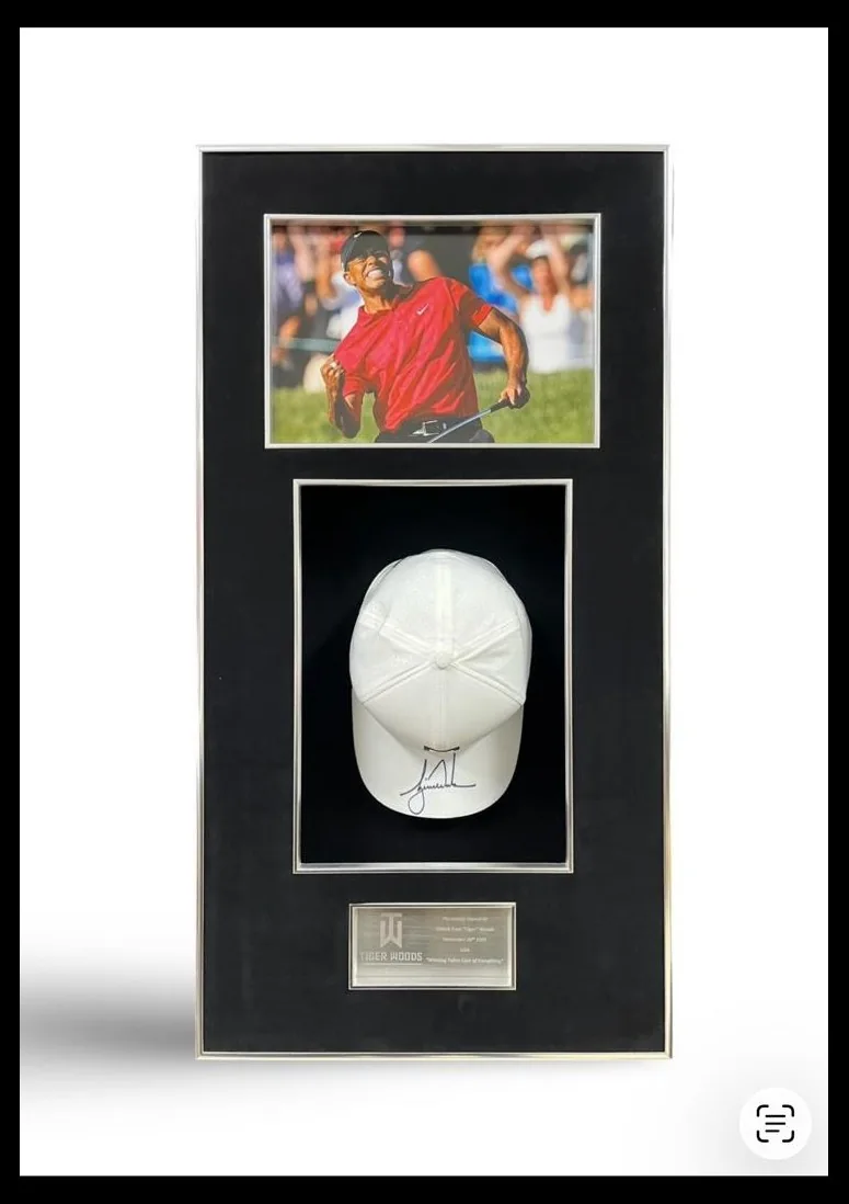 Tiger Woods — signed cap with photograph — ของสะสมพร้อมลายเซ็นของแท้ในกรอบ