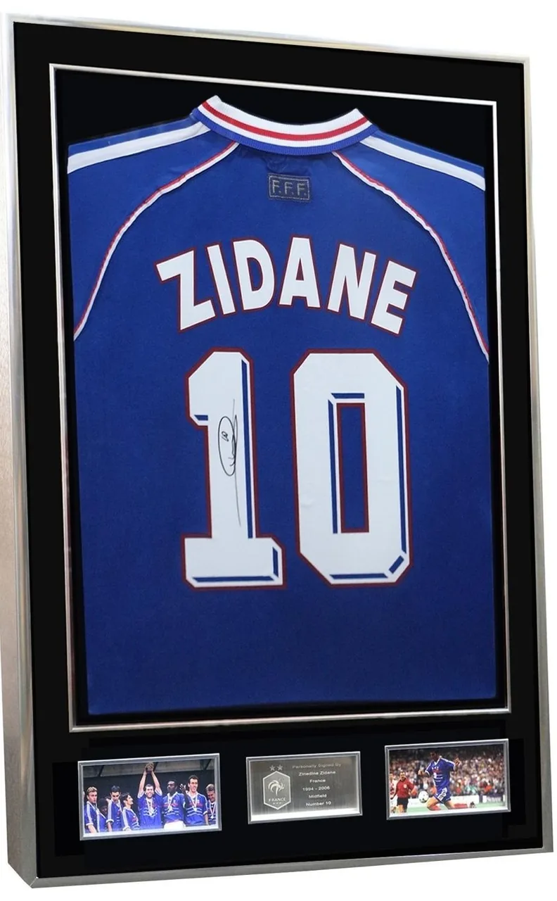 Zinedine Zidane — signed France shirt — ของสะสมพร้อมลายเซ็นของแท้ในกรอบ